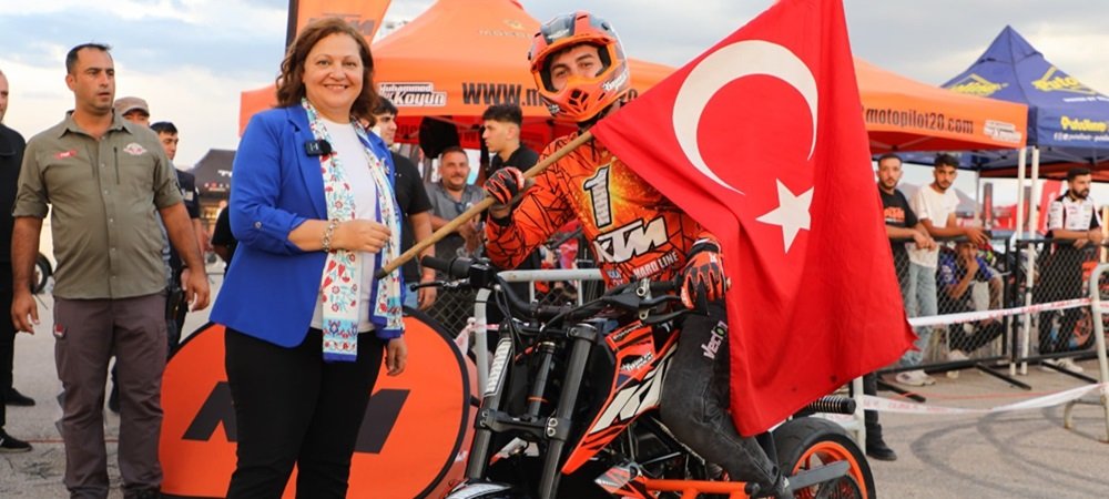 AFYONKARAHİSAR’DA MOTOFEST RÜZGARI AKROBASİ VE MÜZİK BİR ARADA