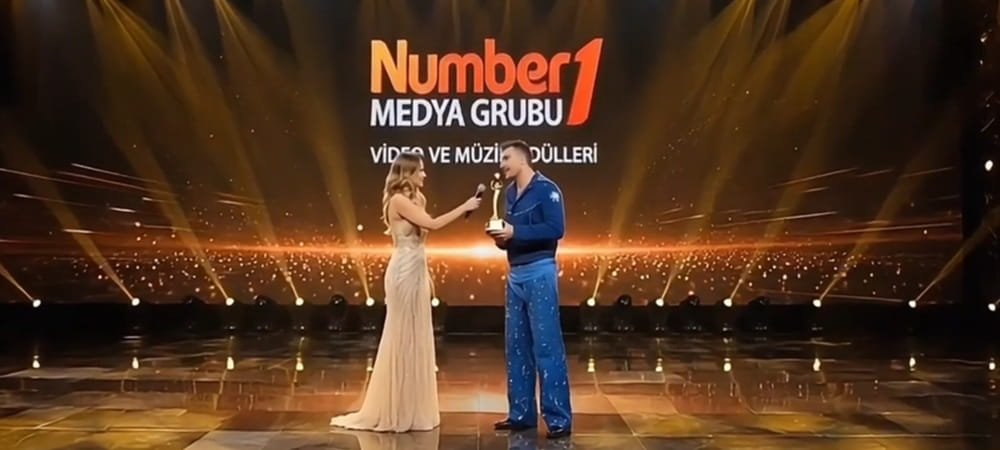 MÜZİK DÜNYASINDA DEVRİM: TARİHİN İLK YAPAY ZEKÂ ÖDÜL TÖRENİNE NUMBER1 İMZASI!