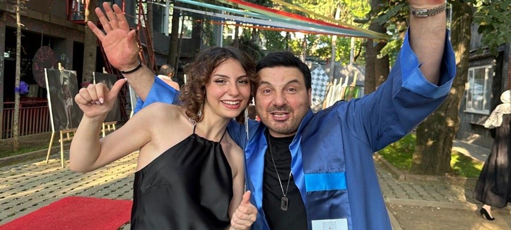 DAVUT GÜLOĞLU CÜBBE GİYDİ, KEP FIRLATTI