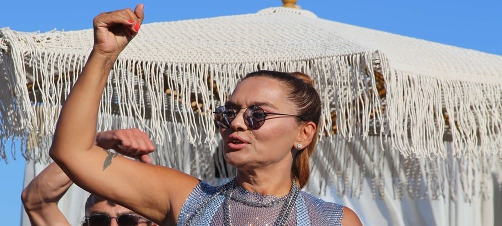 DEMET AKALIN BİR DÜNYA STARI İLE DÜET YAPMAM LAZIM 