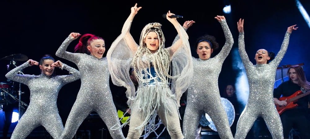 Atiye baharı sahnede başlattı!