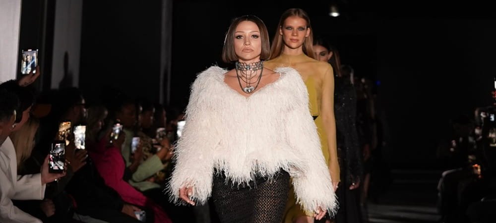 ZEYNEP BASTIK, PARİS MODA HAFTASI’NDA PODYUMA ÇIKTI