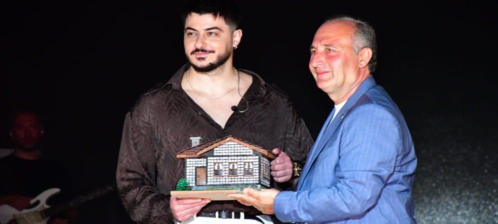 Öykü Gürman’a Laz böreği, Semicenk’e Arhavi kestane balı ikram edildi