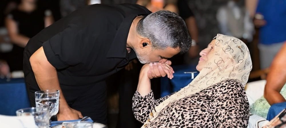 GECENİN EN DUYGUSAL ANI: SAHNEDEN İNİP ANNESİNİN ELİNİ ÖPTÜ…