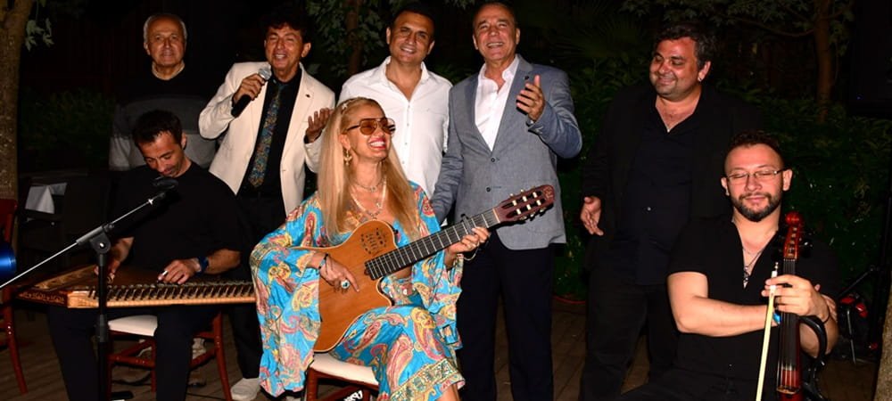 Gitarist Tuğba Özay’dan şarkılar
